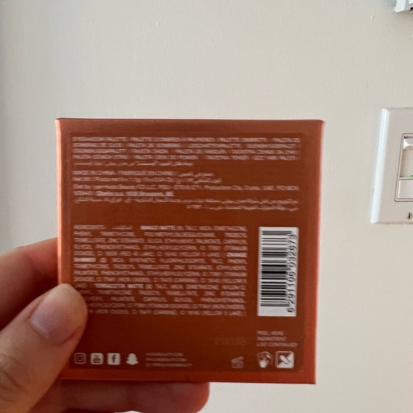 Huda Beauty Topaz Obsessions eyeshadow palette - Picture 3 of 3